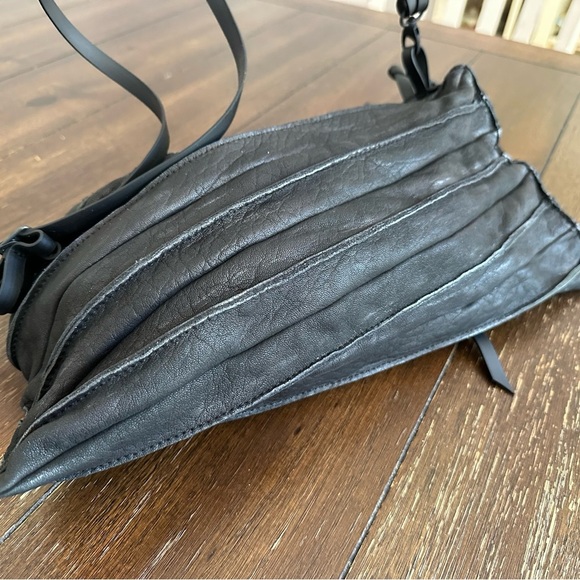 Beautiful leather cross body bag - Picture 9 of 15